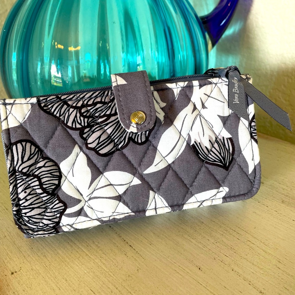 VERA BRADLEY SMART PHONE RFID WALLET WRISTLET NEW WITH TAGS IN GRAY AND WHITE